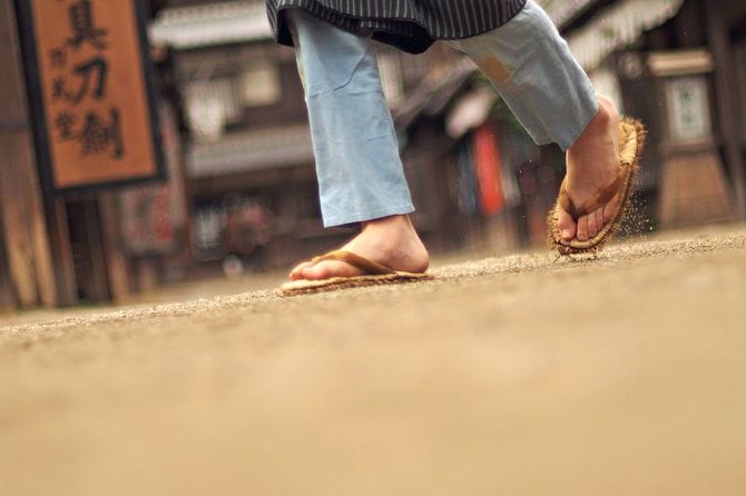 草履を履いた男の人の足