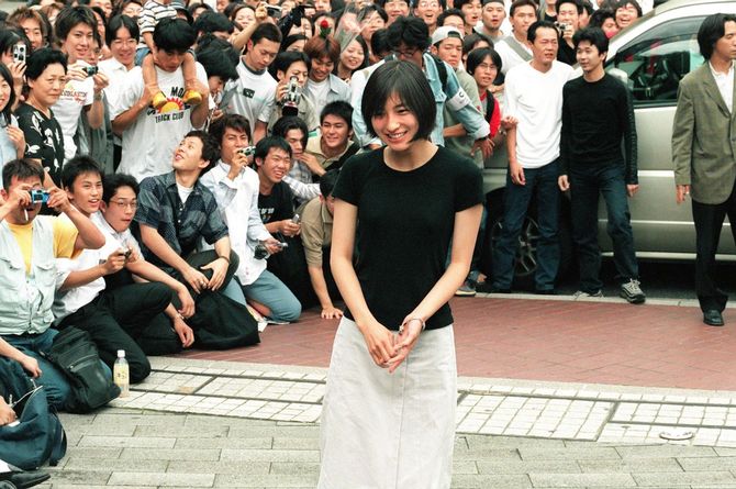 早稲田大学に初登校し、学生らに取り囲まれる女優の広末涼子さん(=1999年6月26日、東京・新宿区の早大正門前で)