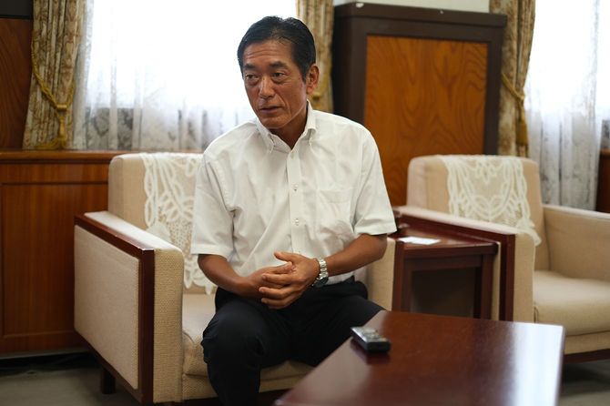 中村時広（なかむら・ときひろ）氏。1960年生まれ。慶応大学法学部を卒業後、1982年に三菱商事に入社。愛媛県議、衆議院議員、松山市長を経て2010年から現職