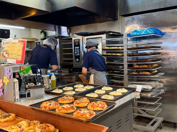 店内でパンを焼いている様子