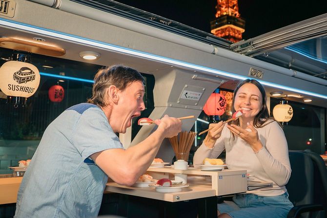 SUSHI BUSSを楽しむ観光客。