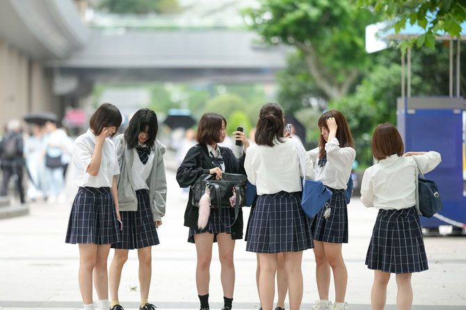 制服姿の女子高校生たち