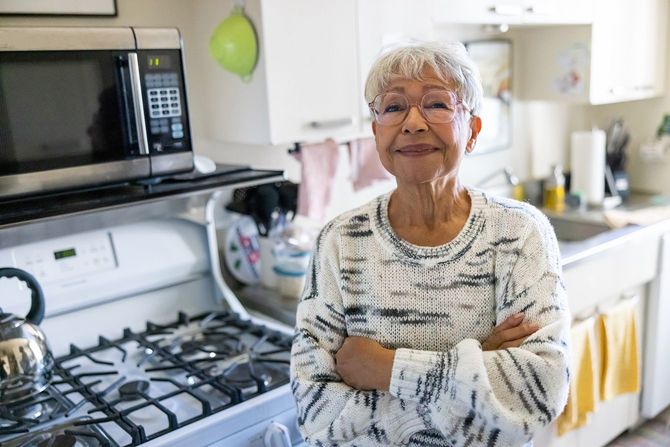 キッチンに立つ高齢女性