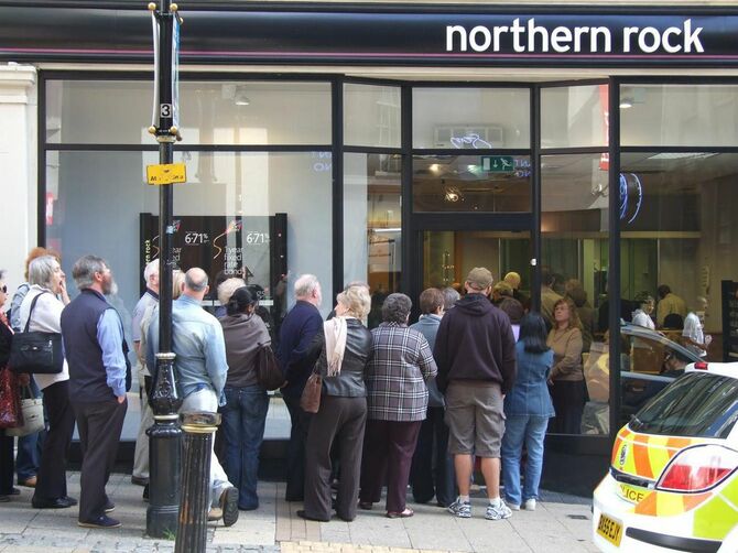 イギリス、バーミンガムのノーザン・ロック銀行支店前で発生した取り付け騒ぎ