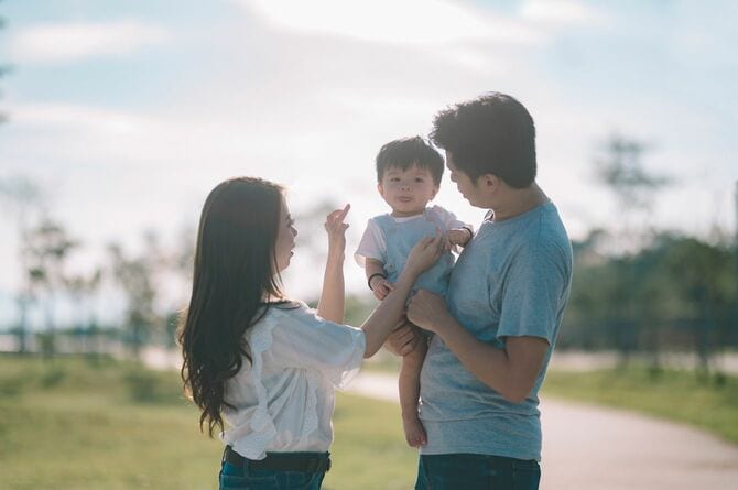 公園で朝の散歩をする家族
