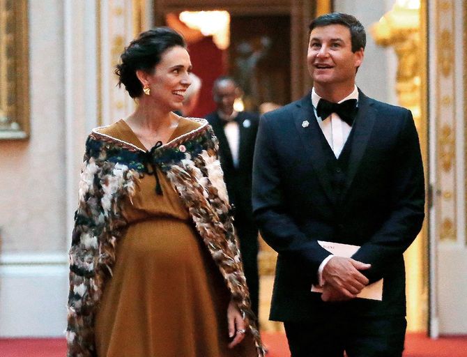 2018年4月、エリザベス女王との晩餐会に招かれてバッキンガム宮殿に到着したアーダーン首相とパートナーのクラーク・ゲイフォード氏。