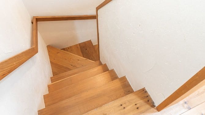 手すりのついた階段