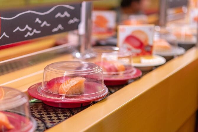 寿司が流れる回転寿司のレーン