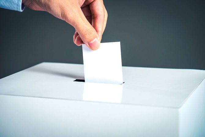 一票を投じる人の手元