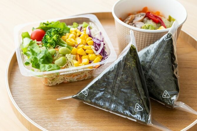 コンビニおにぎりとサラダ