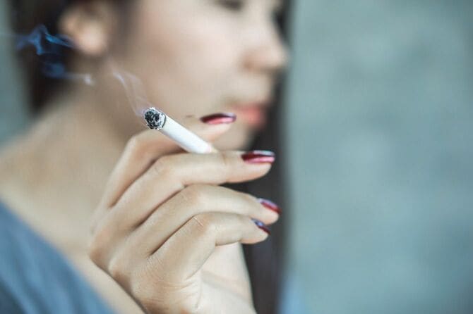 タバコを吸う女性の手