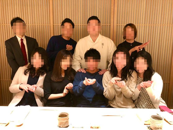 寿司リーマン氏を囲む同世代の男女