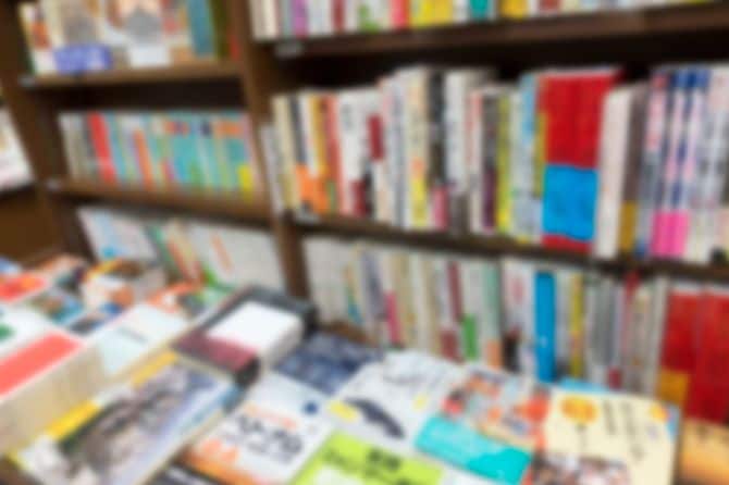 書店の書籍販売コーナー