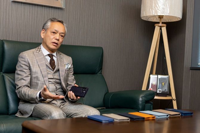 スーツや小物のコーディネートにこだわりを持つ坂本氏