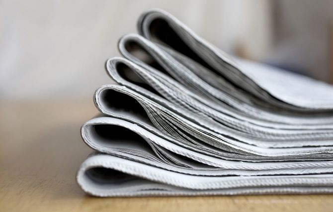 重ねて置かれた新聞