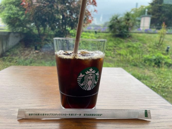 スタバのアイスコーヒーと紙ストロー