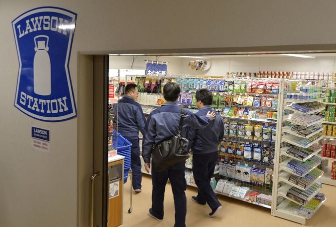 東京電力福島第一原子力発電所の大型休憩所にオープンしたコンビニエンスストア「ローソン」＝2016年3月1日、福島県大熊町［代表撮影］