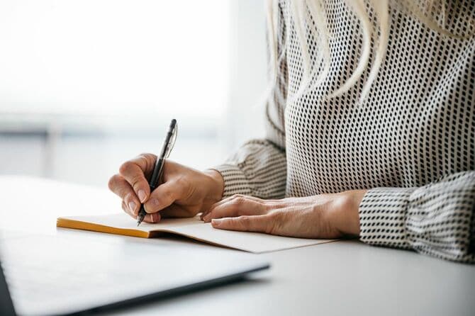 メモを作る女性