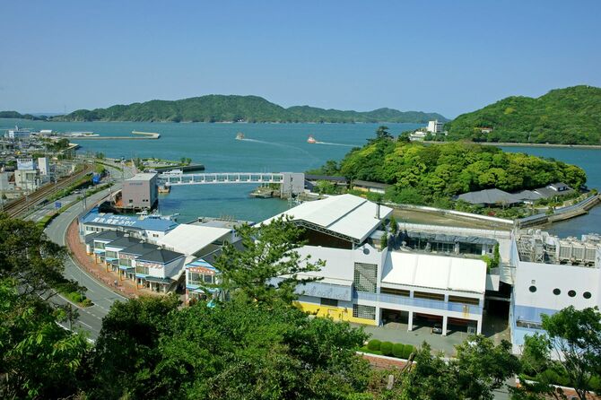 2012年5月11日、鳥羽城・本丸より北東の真珠島と鳥羽水族館と近鉄志摩線