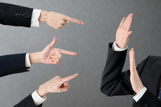 非難されるビジネスマン