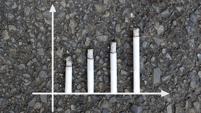 アスファルトの背景にタバコで構成されたグラフ