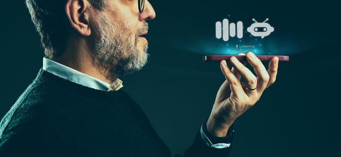 スマートフォンで音声認識を使用する男性