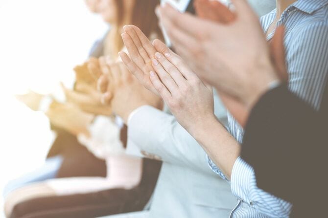 拍手をする大人たち