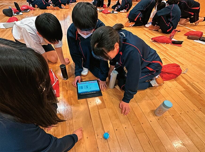 中1で行われる楽しく学ぶプログラミング講座。ピンポン玉ほどの大きさのボールロボット「スフィロミニ」を動かした。