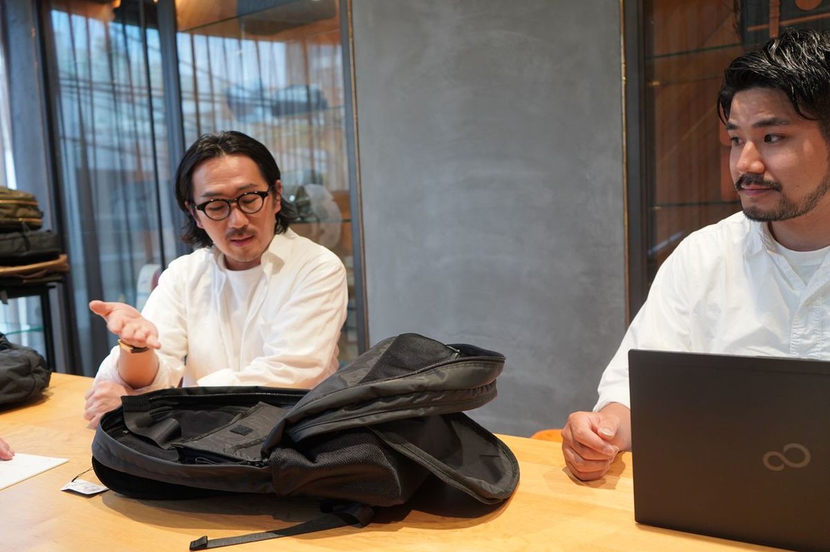 スーツにリュックがはやった背景を話すマーケティング部の山澤直樹さん（左）と名倉さん