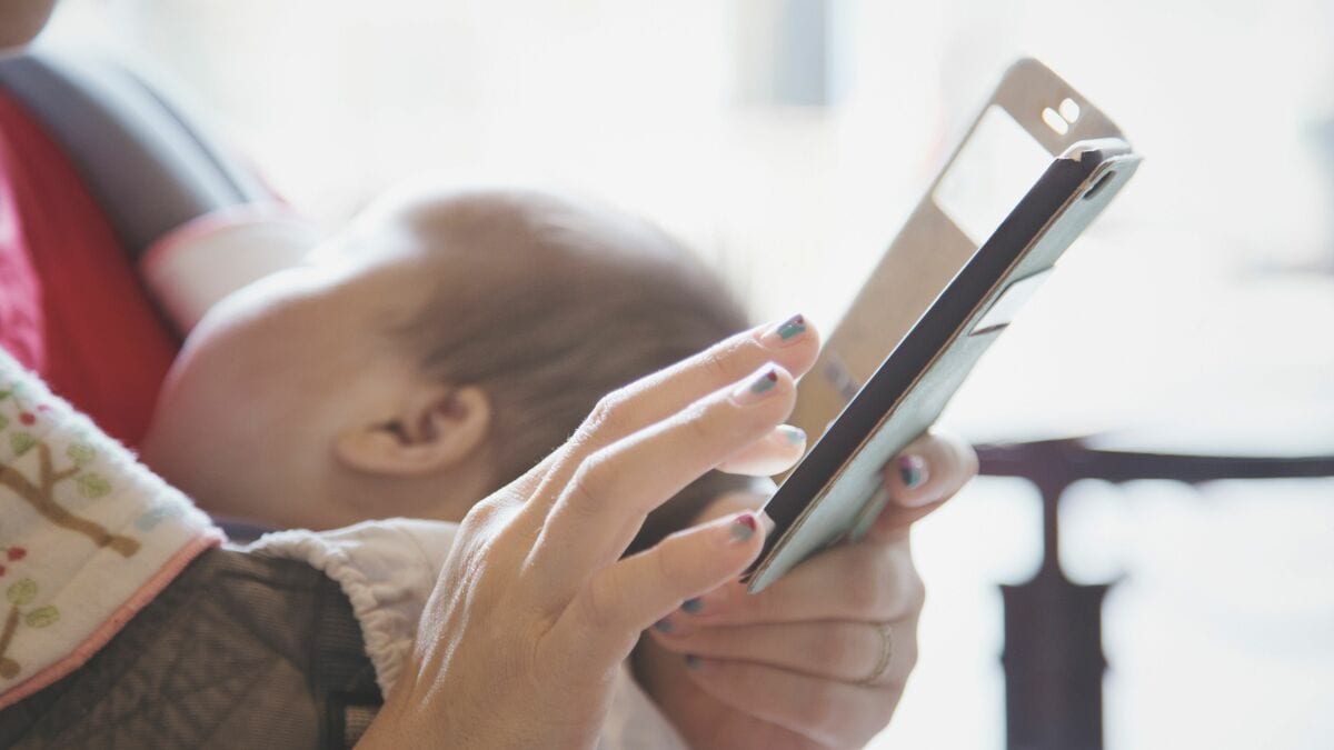 スマホの普及と少子化の悪化には関係がある...都会に住む人たちが子育てをイヤがる根本原因