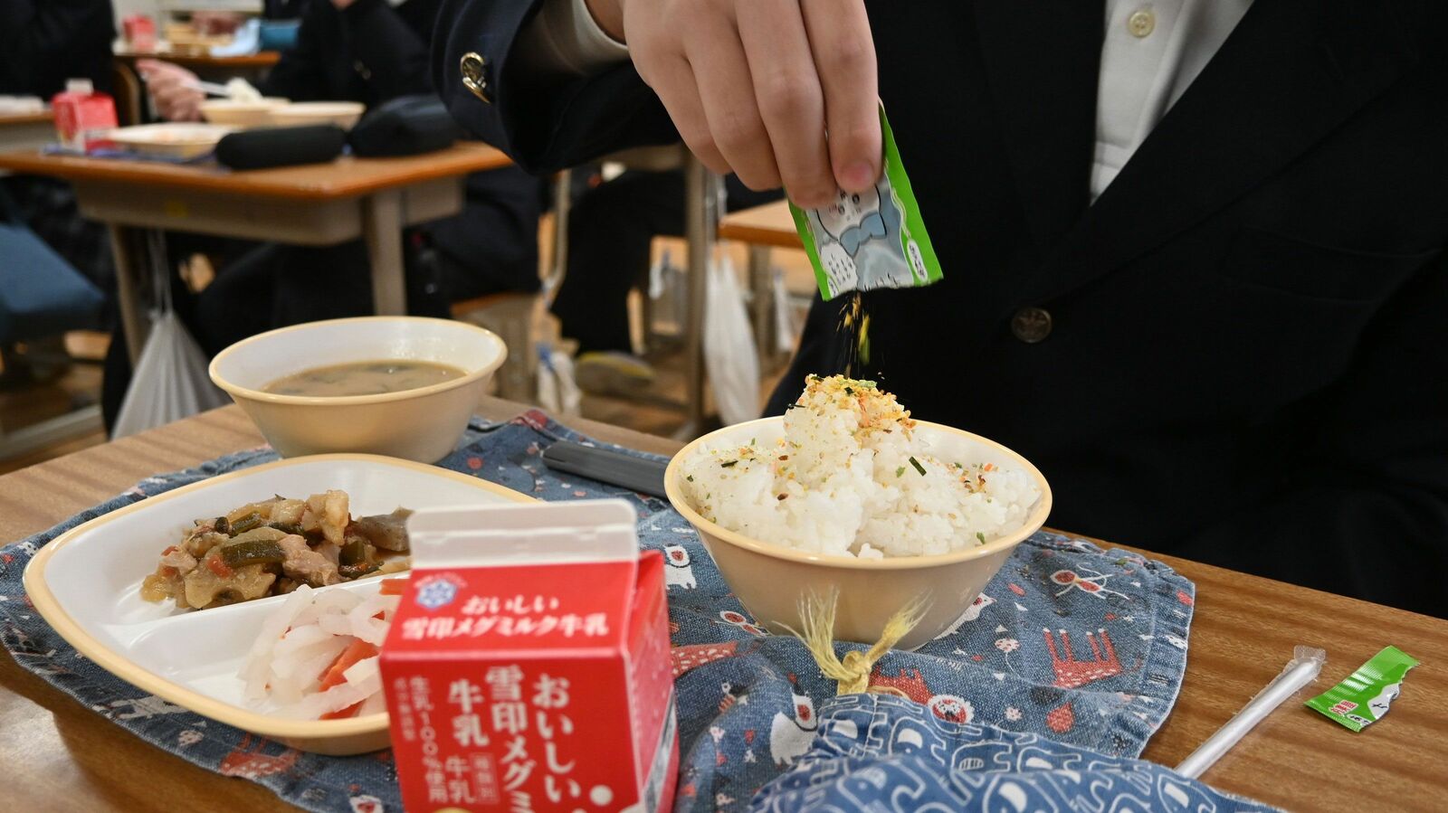 給食に生徒が｢ふりかけ持参｣で賛否　｢弁当と給食は別物｣猛反発した市議が語った問題の本質 市は当面､ふりかけ持参を認める予定だが､実際に持参する生徒は少数