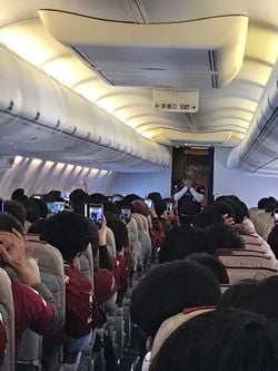 元旦の臨時便には佐山も乗った。佐山は自社便に乗ると、必ず乗客にあいさつしており、この日もマイクを握った。