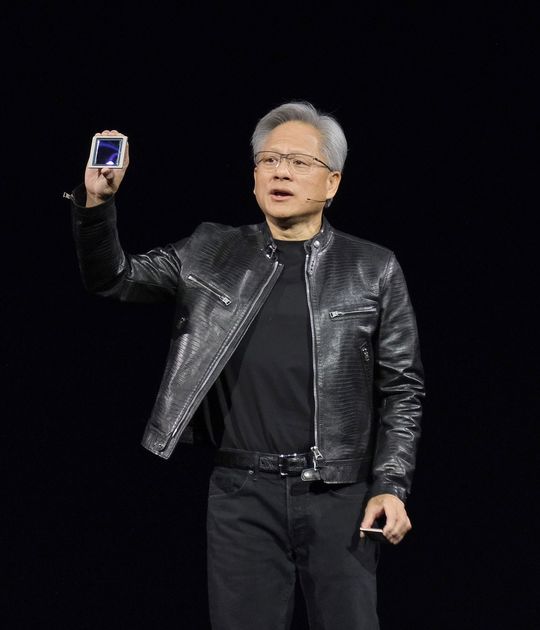 新半導体を紹介する米エヌビディアCEO