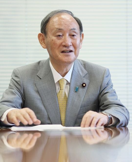 自公政権復帰10年のインタビューに答える自民党の菅義偉前首相=2022年12月14日、東京・永田町の衆院議員会館