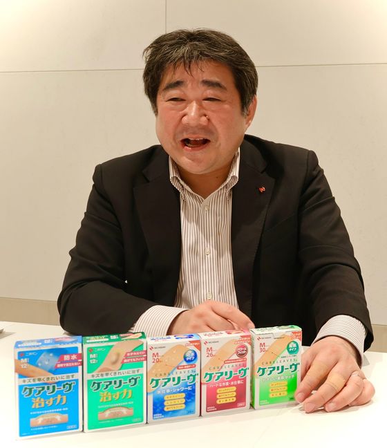 「ケアリーヴ」シリーズを長年率いるニチバンの富田英樹さん
