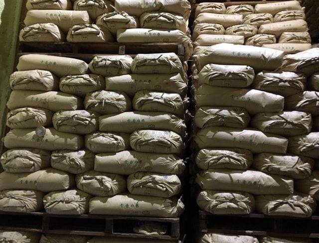 30kg紙袋で保管される政府備蓄米