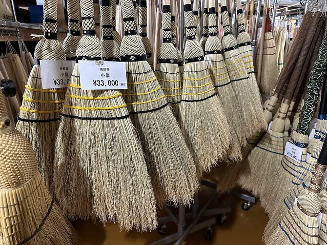 3万円台の箒もある