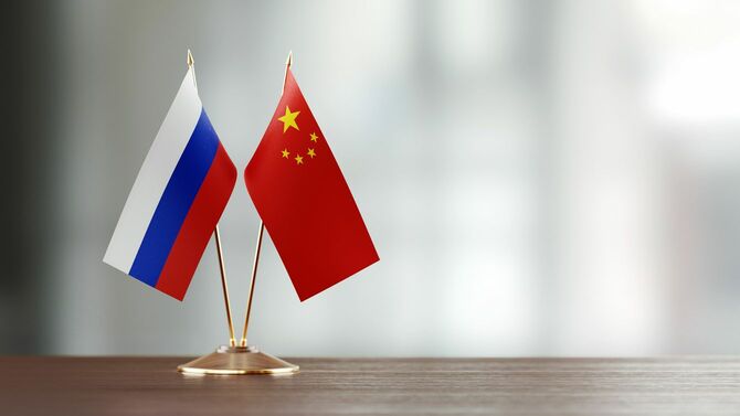 ペアになっているロシアと中国の国旗