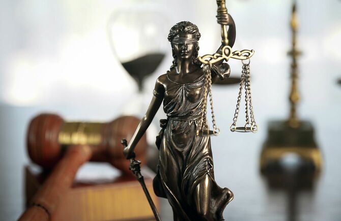 司法、裁判の公正さを表す象徴の剣と天秤を持つ正義の女神