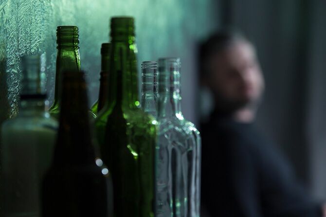ワインとビールの空のガラス瓶。アルコール問題の概念