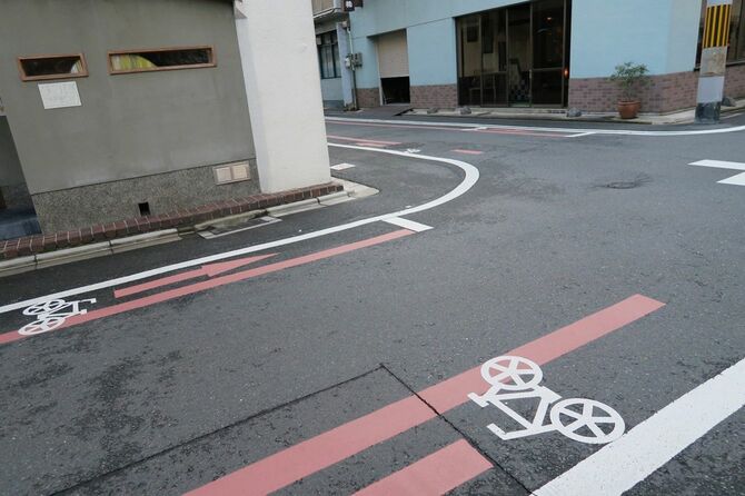 京都市内の道路に描かれた自転車ピクトグラム