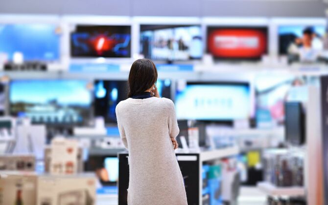 テレビの壁を見ている女性