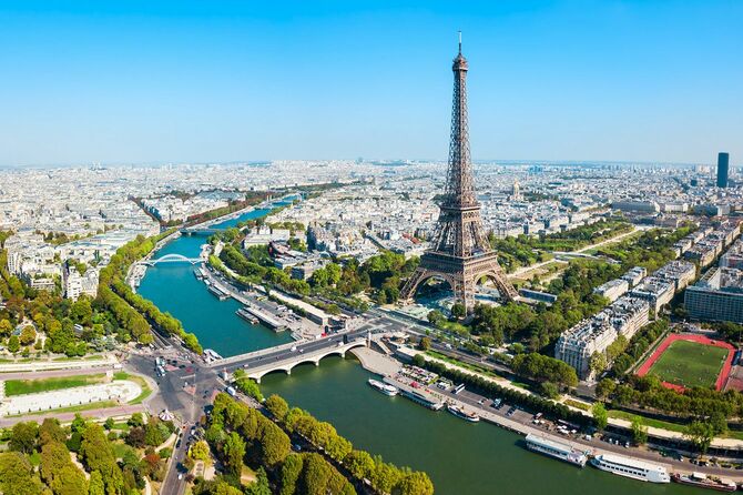 エッフェル塔が見えるパリの空撮