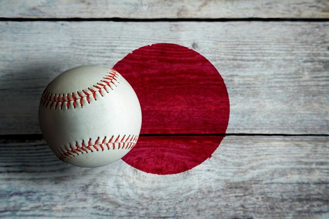 日本の国旗で塗られた素朴な木の背景に革の野球