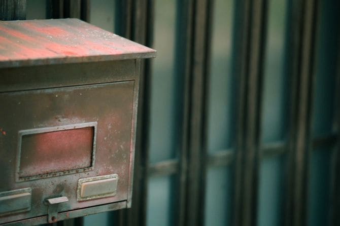 日本の古い家のポスト