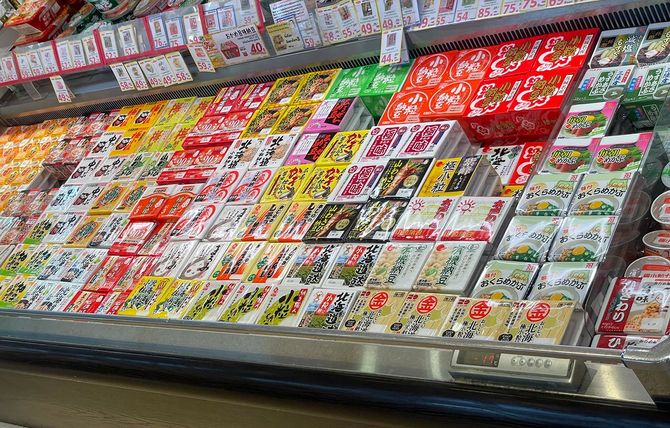 バンコクの日系スーパー「フジスーパー1号店」にある納豆の陳列棚