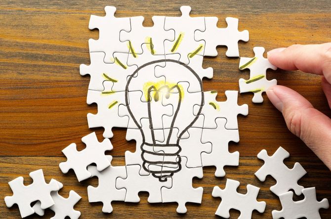 パズルをはめ込んでいくと、光った電球の画が出てきた