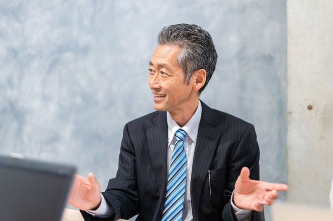 自分の意見を述べるスーツを着たマネージャー