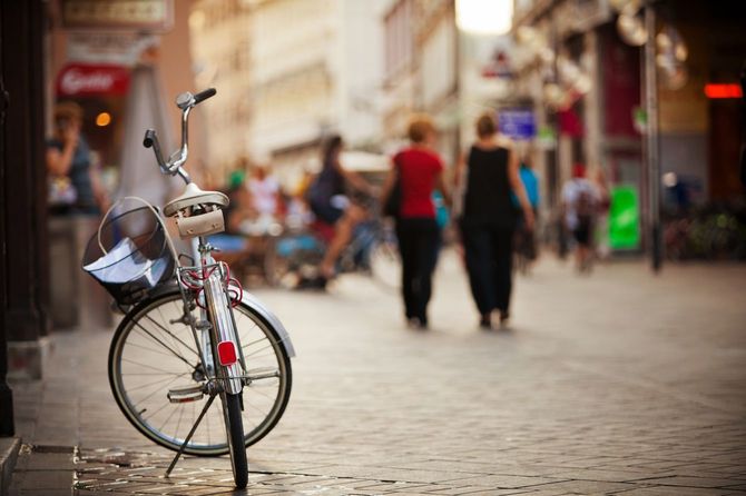 市街地に止められた自転車