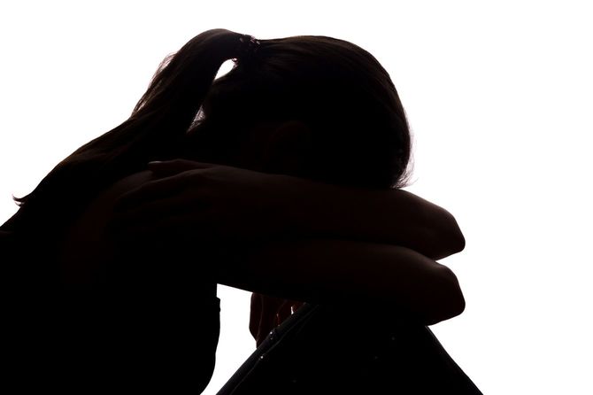 問題のある若い女性のシルエット